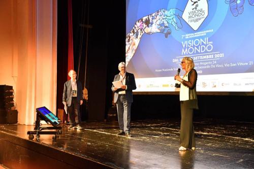 Isabella Menichini, direttrice Area Spettacolo del Comune di Milano, sul palco durante l’inaugurazione con Francesco Bizzarri e Maurizio Nichetti